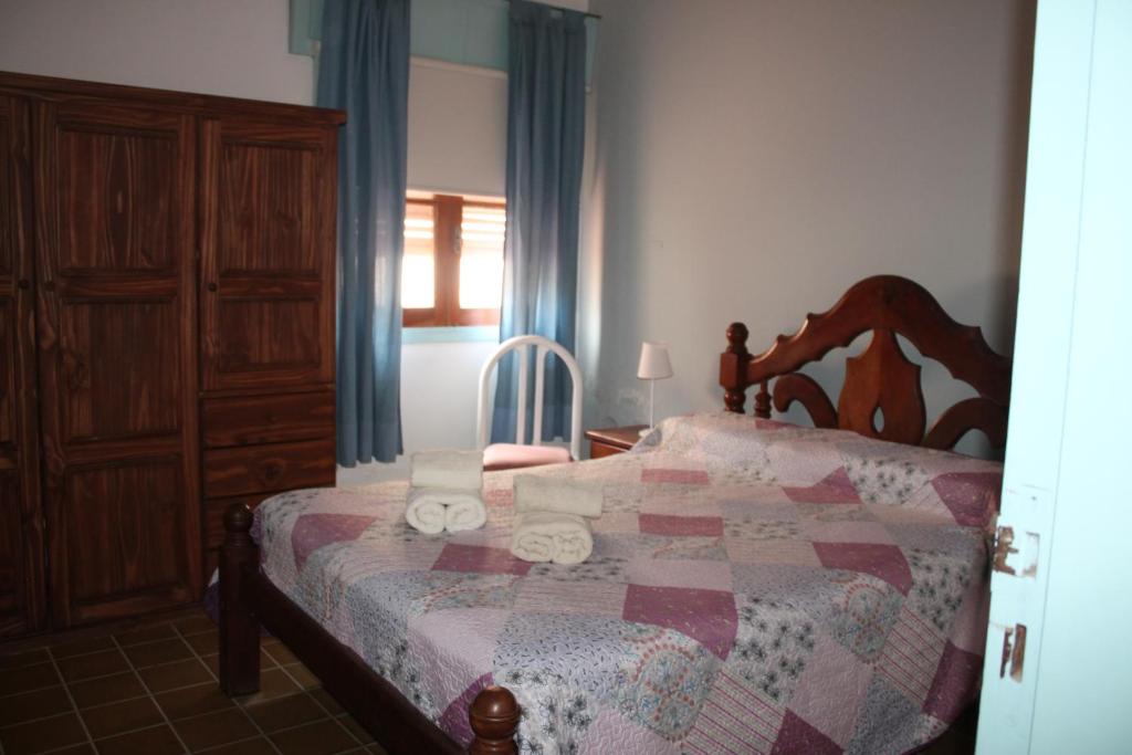 1 dormitorio con 1 cama con edredón en Departamento Santa Rosa en Córdoba