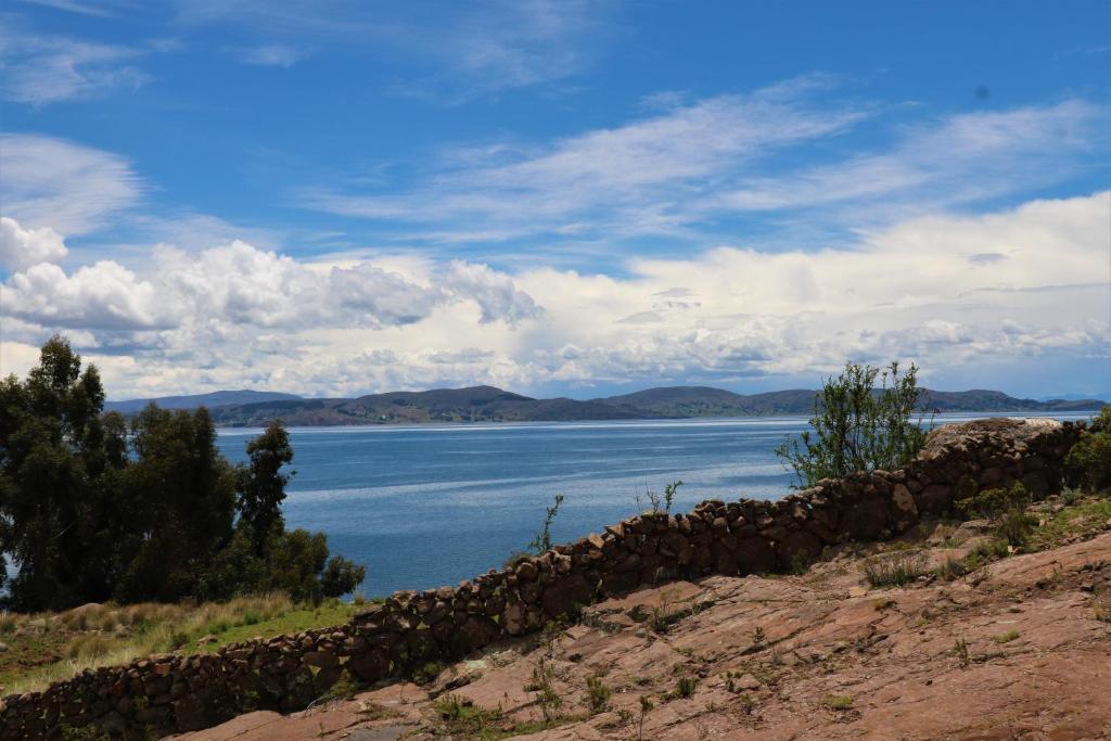 uma vista para uma grande massa de água em BLUE SKY Lodge Taquile em Huillanopampa