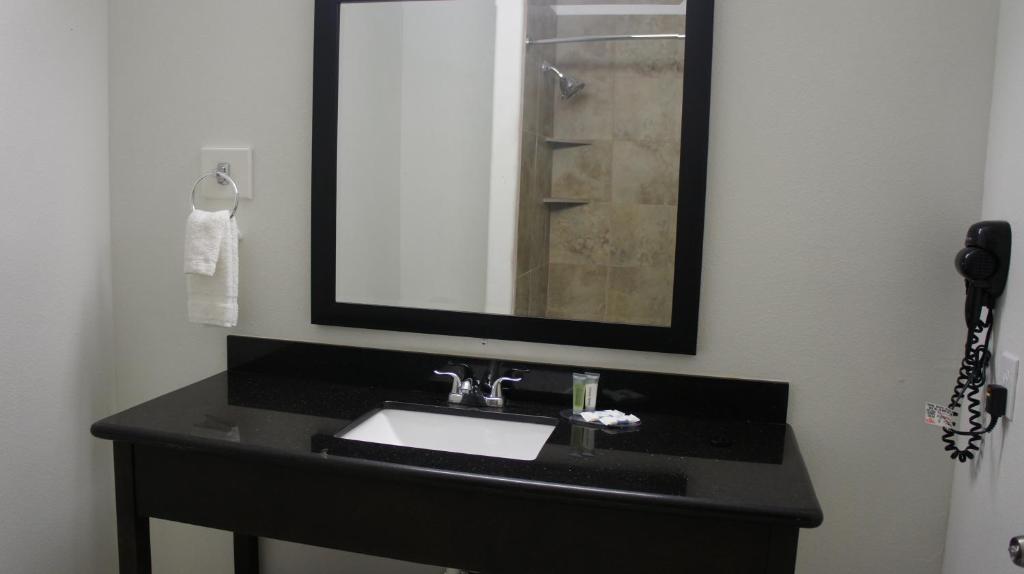 Lux Inn and Suites - Deluxe King Room - Disability Access/Non-Smoking