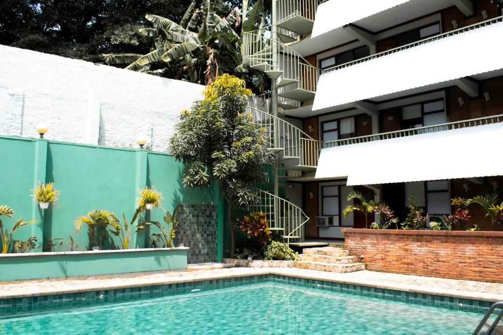 een zwembad voor een gebouw bij Soy Local San José in San José