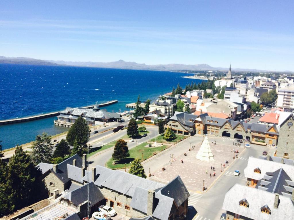 una vista aérea de una ciudad junto al océano en Center Suites Bariloche en San Carlos de Bariloche