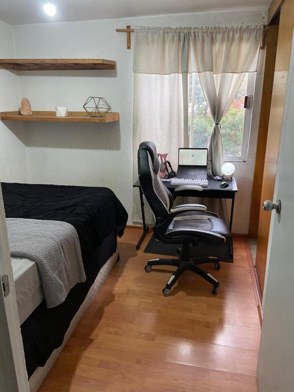 a bedroom with a desk with a laptop and a chair at Habitación en departamento muy céntrico in Mexico City