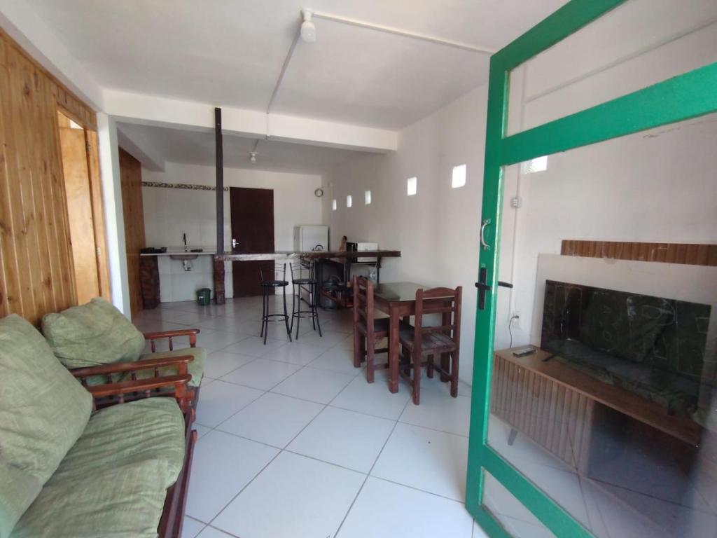 een woonkamer met een bank en een open haard bij Barra do chui Brasil in Santa Vitória do Palmar