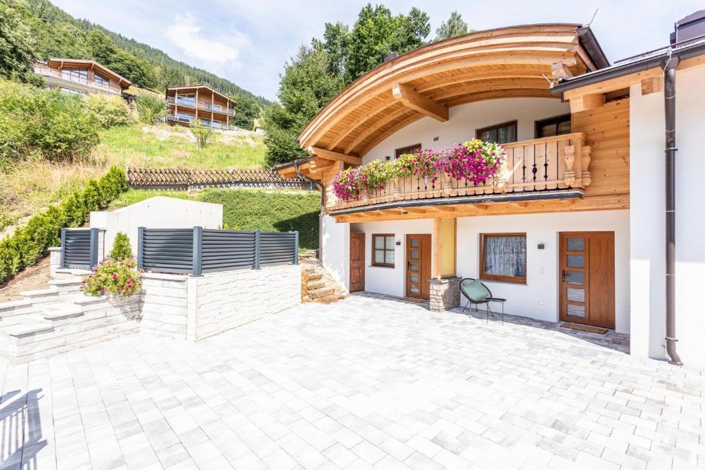 a house with a balcony and a patio at Villa Oberbichl in Piesendorf