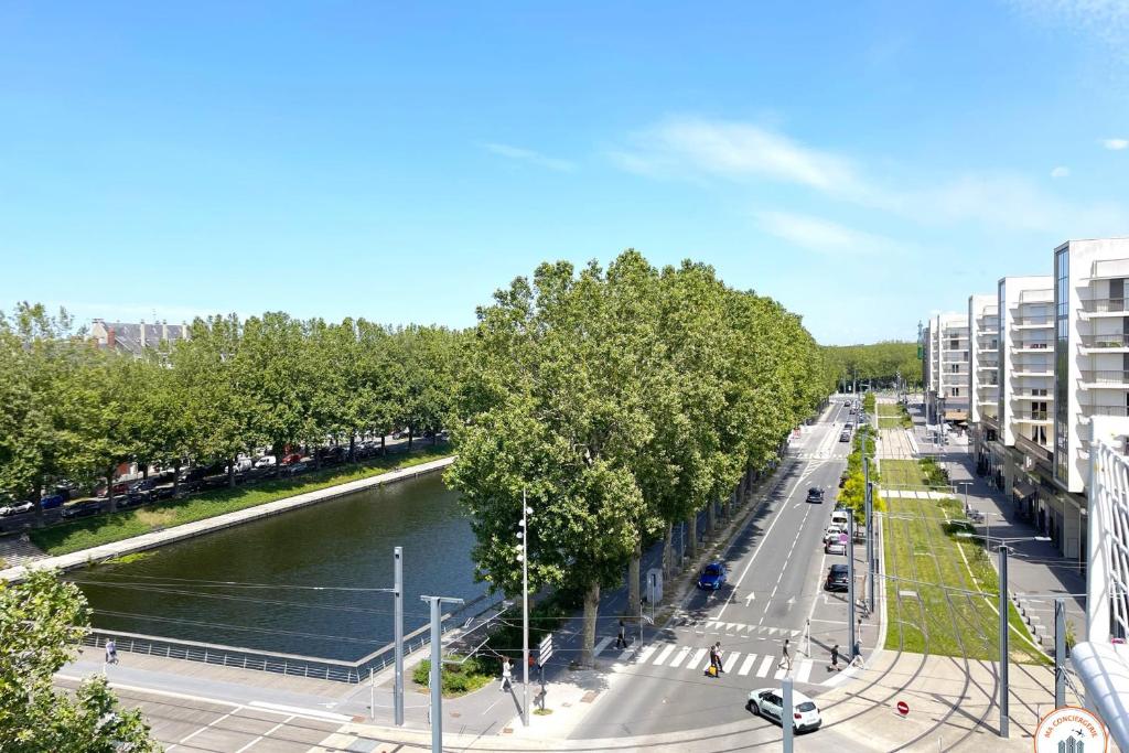 uitzicht op een straat met een rivier en gebouwen bij Le Penthouse - Magnifique Vue - Standing in Caen