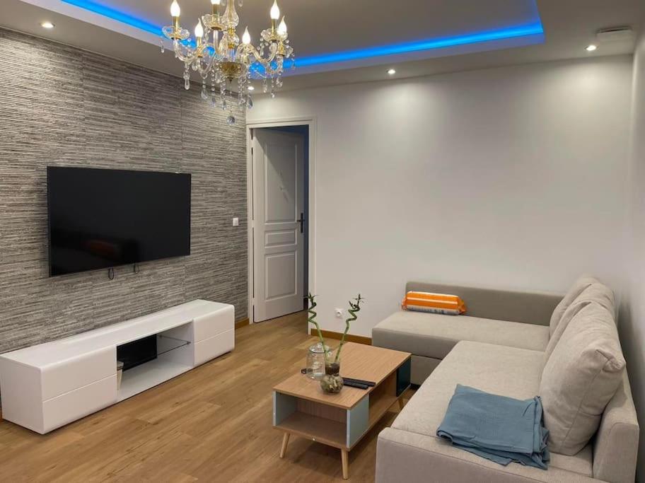 TV a/nebo společenská místnost v ubytování Appartement neuf 15 minutes pour Paris et Orly