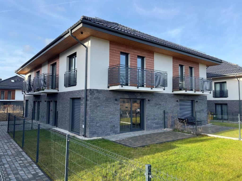 una casa con una valla delante en Sosnówka - Wypoczynek, en Sosnówka