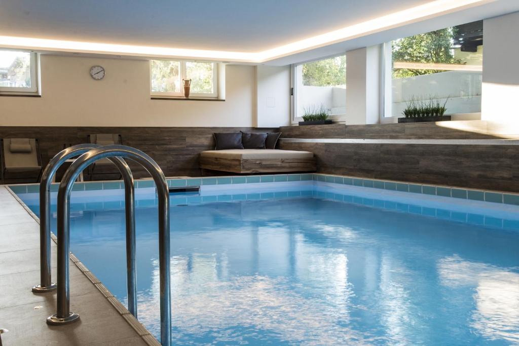 Bazén v ubytování Hotel Garni Entstrasser nebo v jeho okolí