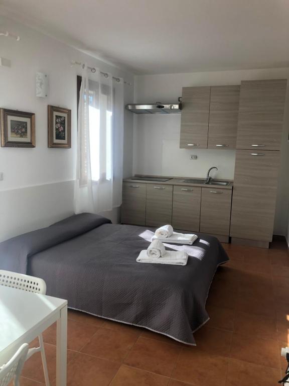 アルゲーロにあるAurasol Algheroのベッドルーム1室(テディベア付きのベッド1台付)