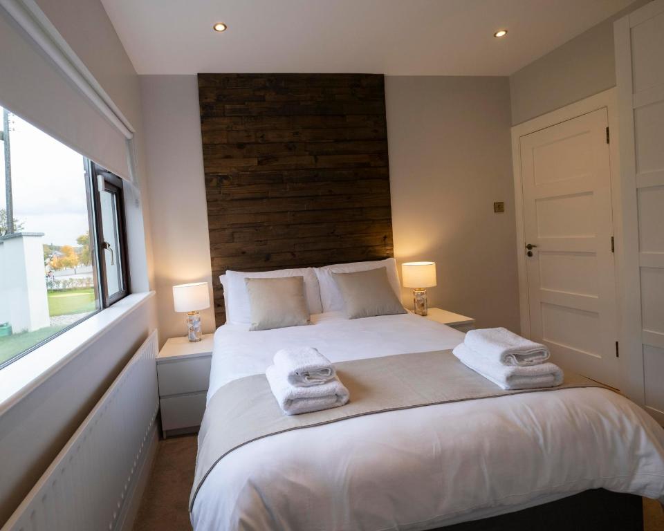 מיטה או מיטות בחדר ב-The Hillcrest, Luxury Accommodation in Castleblayney Town