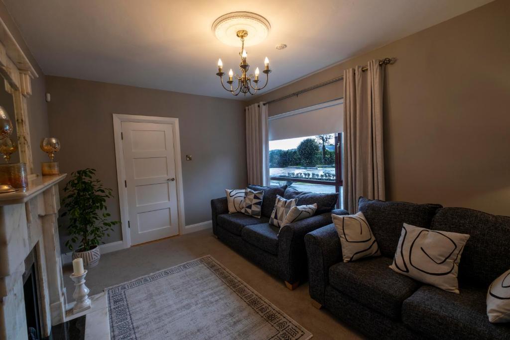 Posezení v ubytování The Hillcrest, Luxury Accommodation in Castleblayney Town