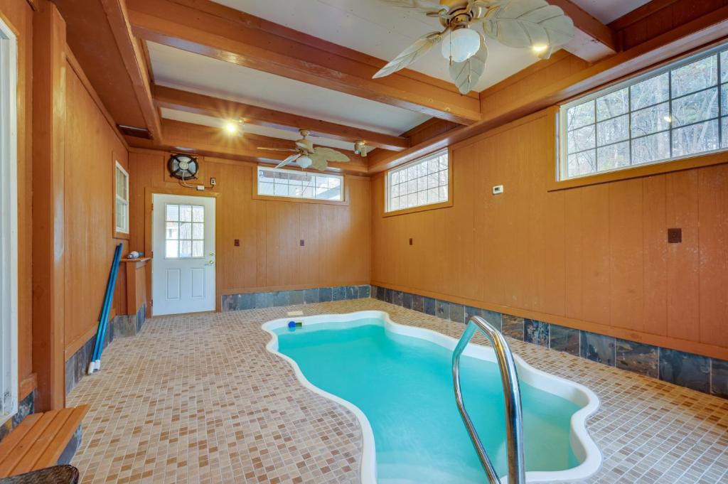 bañera de hidromasaje en una habitación con techo en Spacious Mooresville Home with Lake Norman View!, en Mooresville