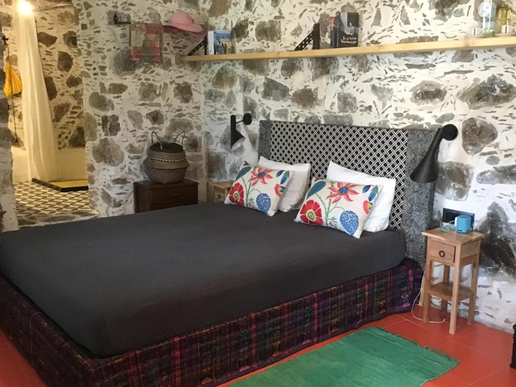 um quarto com uma cama e almofadas em Lemon House 2 em Kefálion