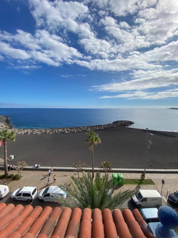 una vista de una playa con coches aparcados en un aparcamiento en Apartamento La Pepa - Santa Cruz de La Palma, en Santa Cruz de la Palma
