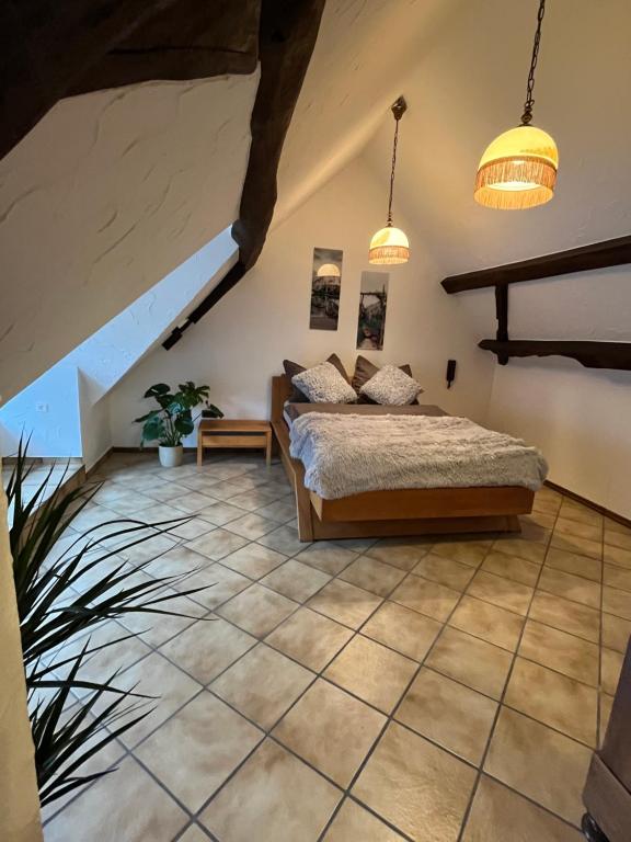 een slaapkamer met een bed in een kamer bij Fachwerkhaus zum Hirsch in Mömbris