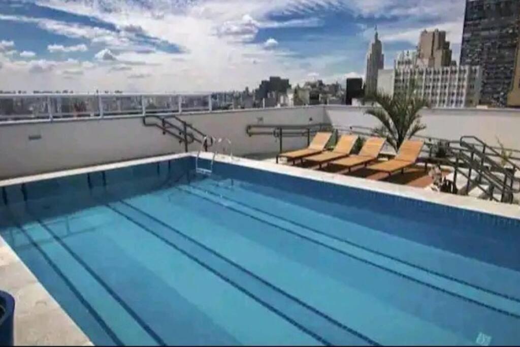 a swimming pool on the roof of a building at Studio Flex com garagem e piscina no centro de Sp in Sao Paulo