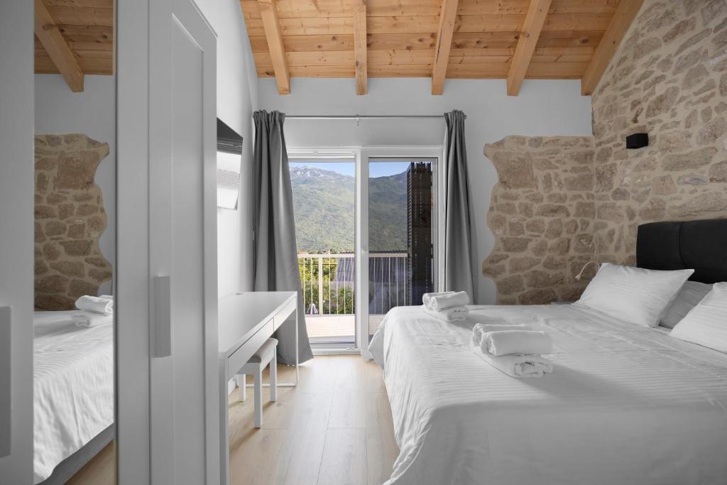Posteľ alebo postele v izbe v ubytovaní Villa Sulic - Heated Pool and Mountain View