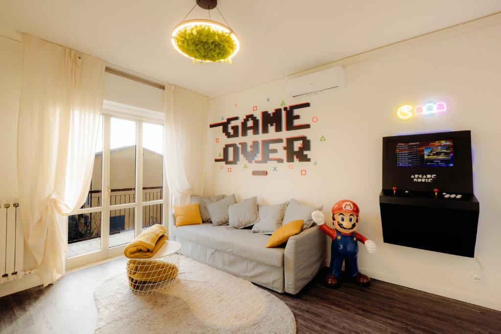 - un salon avec un canapé blanc et une télévision dans l'établissement [Arcade House] Verona Fiera Netflix + Videogame, à Vérone