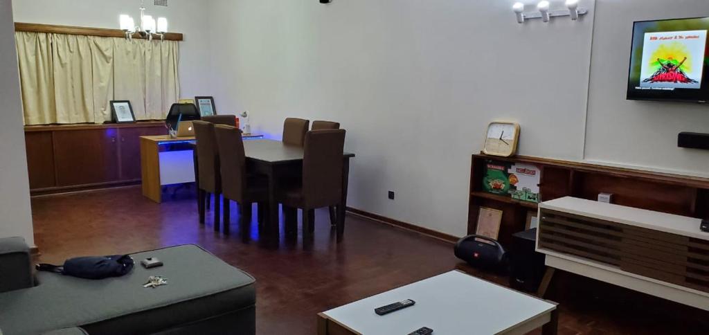 - un salon avec une table et une télévision dans l'établissement R.KAWIMBE FURNISHED APARTMENTS, à Lusaka