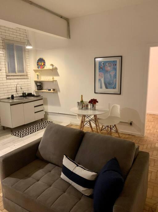 Hotel Flat da Lu, a living room with a couch and a table at Flat da Lu in Rio de Janeiro
