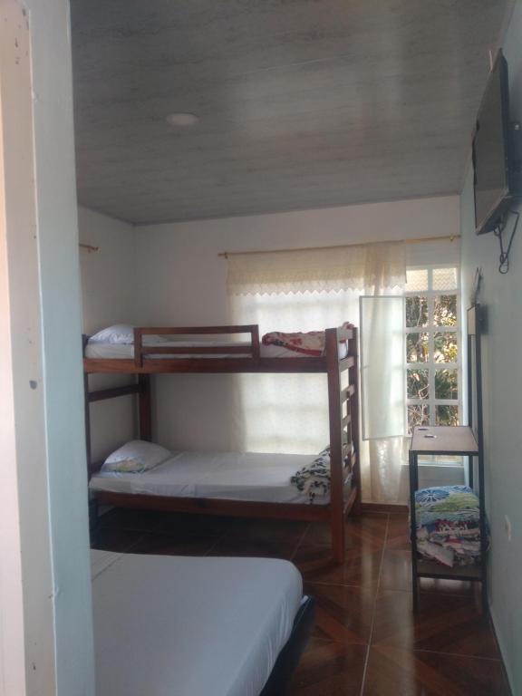 2 łóżka piętrowe w pokoju z oknem w obiekcie Hotel el Recuerdo w mieście San Gil