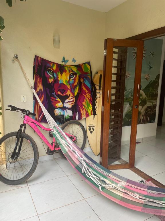una bicicletta parcheggiata accanto a un dipinto di un leone di Apartamento em Pipa a Pipa