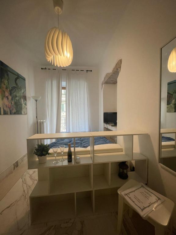 een kamer met een spiegel en een bed erin bij Domus Massimiliani Guesthouse in Rome