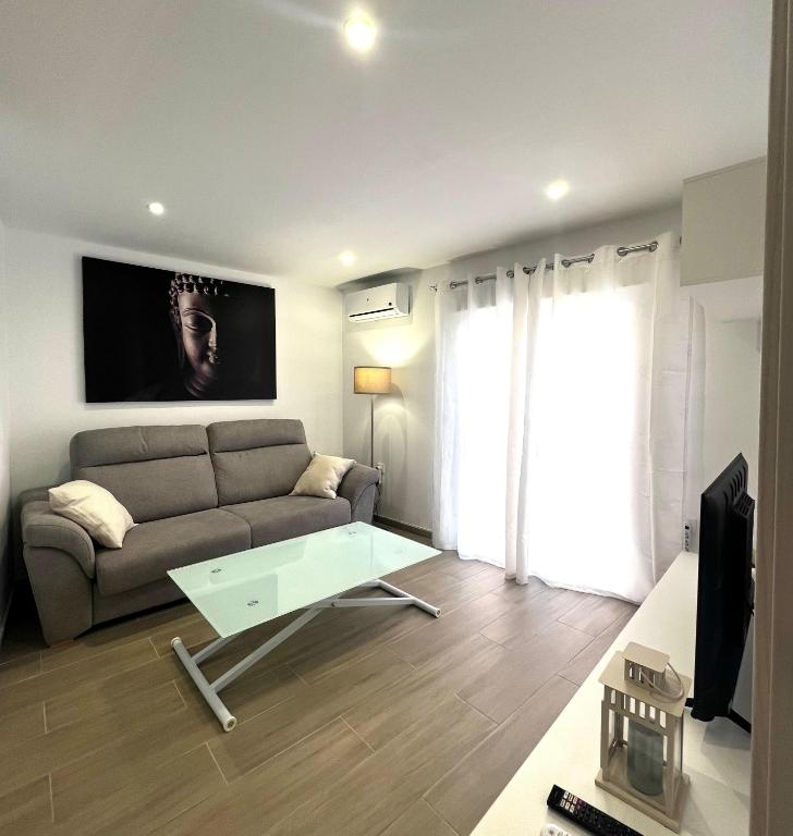 a living room with a couch and a table at Villa Aguas Claras in Escalona