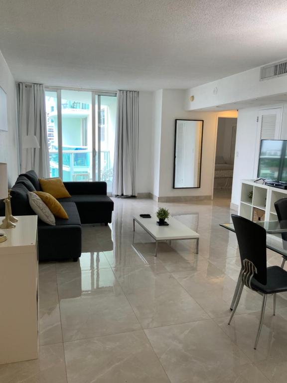 ein Wohnzimmer mit einem Sofa und einem Tisch in der Unterkunft 14#Stunning Beach Apt - Miami Te Espera- HOLLYWOOD in Hollywood