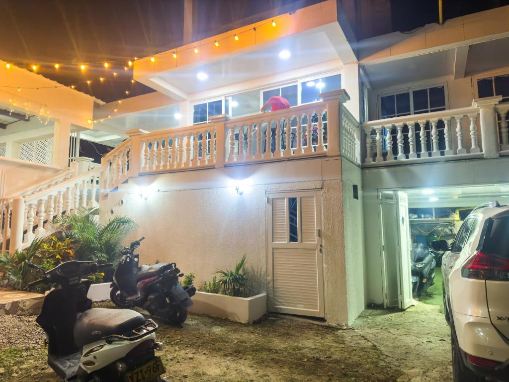 una moto aparcada frente a una casa en Three Cay Suites, en Providencia