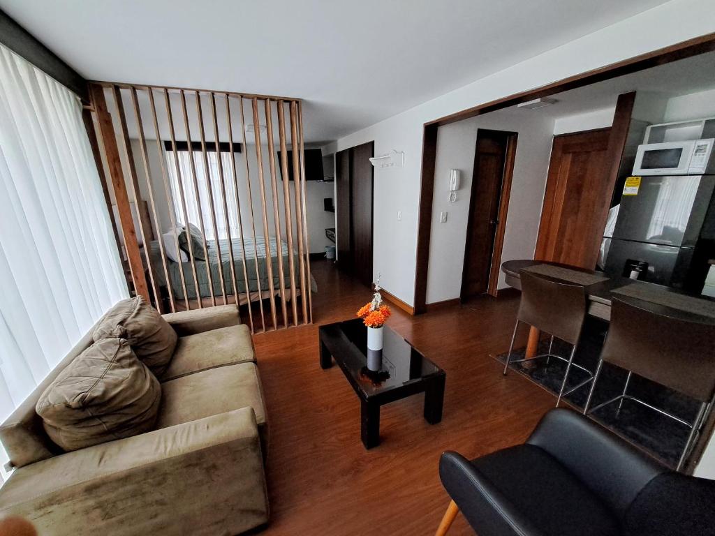 sala de estar con sofá y mesa en Acogedor Apartasuite cerca al Parque de la 93, en Bogotá