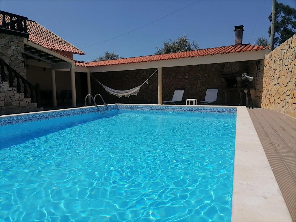 una piscina frente a una casa en Private Pool & House - Serenity Villa, en Ansião