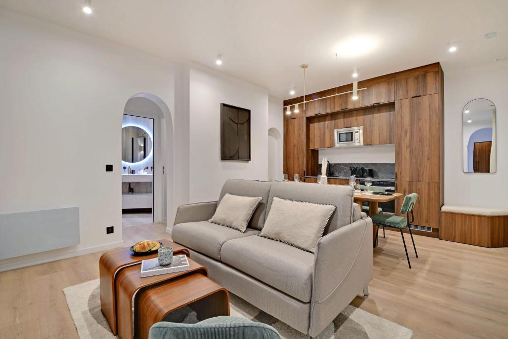 un salon avec un canapé et une table dans l'établissement Spacious Apartment - 3BDR-6P, à Paris