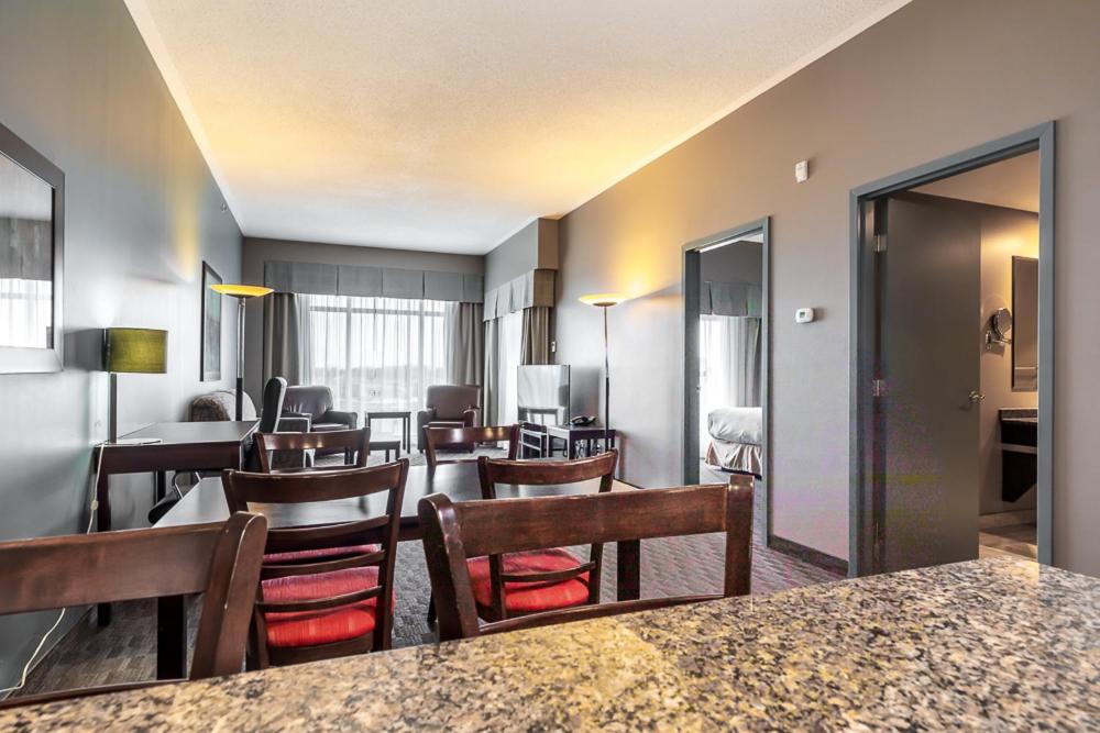Quality Inn & Suites - Efficiency King Suite Met Bankbed - Niet Roken