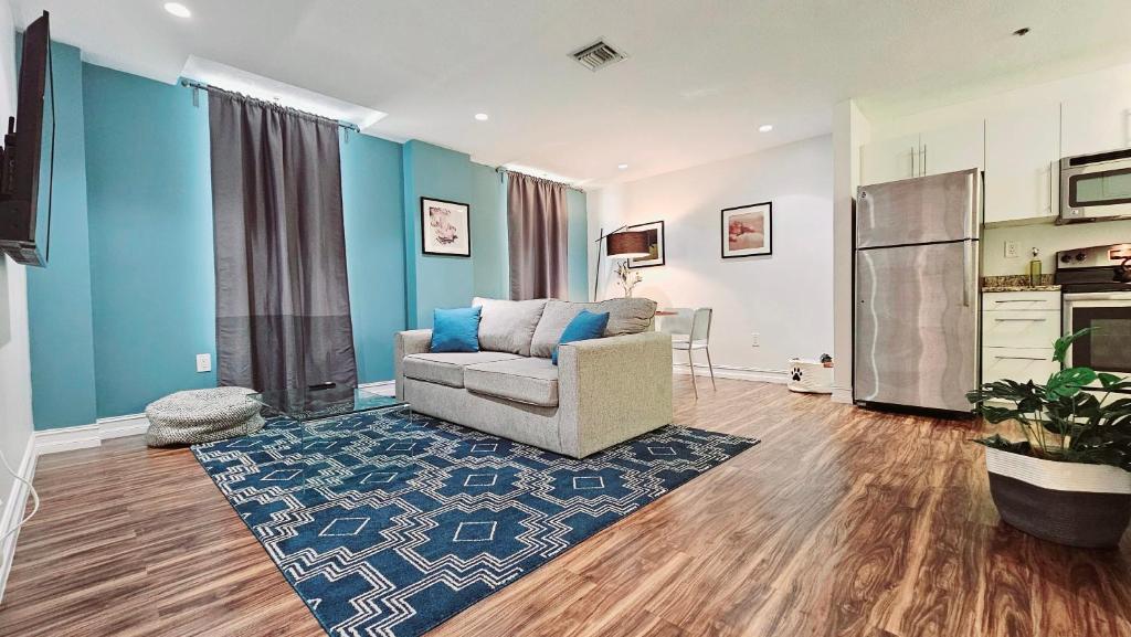 uma sala de estar com um sofá e uma parede azul em The Lofts on Clematis 505 Downtown West Palm Beach em West Palm Beach