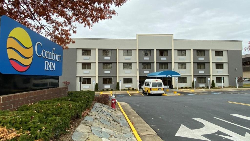 a building with a sign for a comfort inn at Comfort Inn Herndon-Reston in Herndon