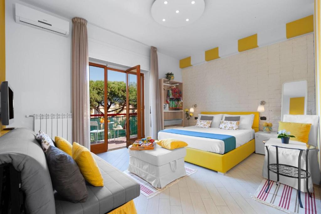 Habitación de hotel con cama y sofá en Sorrento Home, en Sorrento