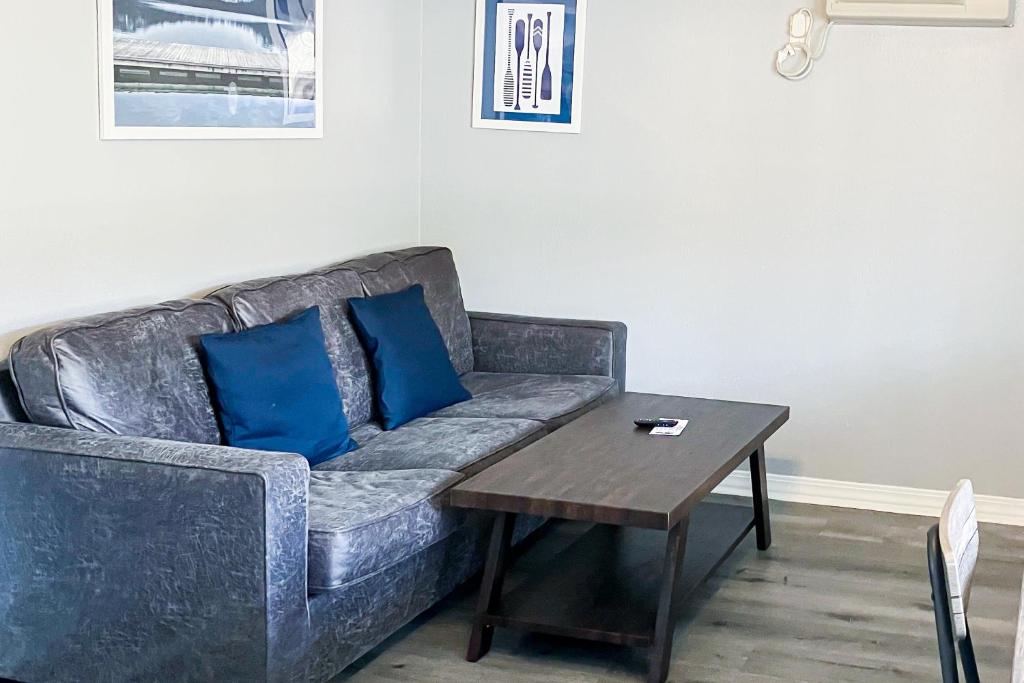un canapé avec des oreillers bleus assis à côté d'une table dans l'établissement Blue Haven 25, à Branson
