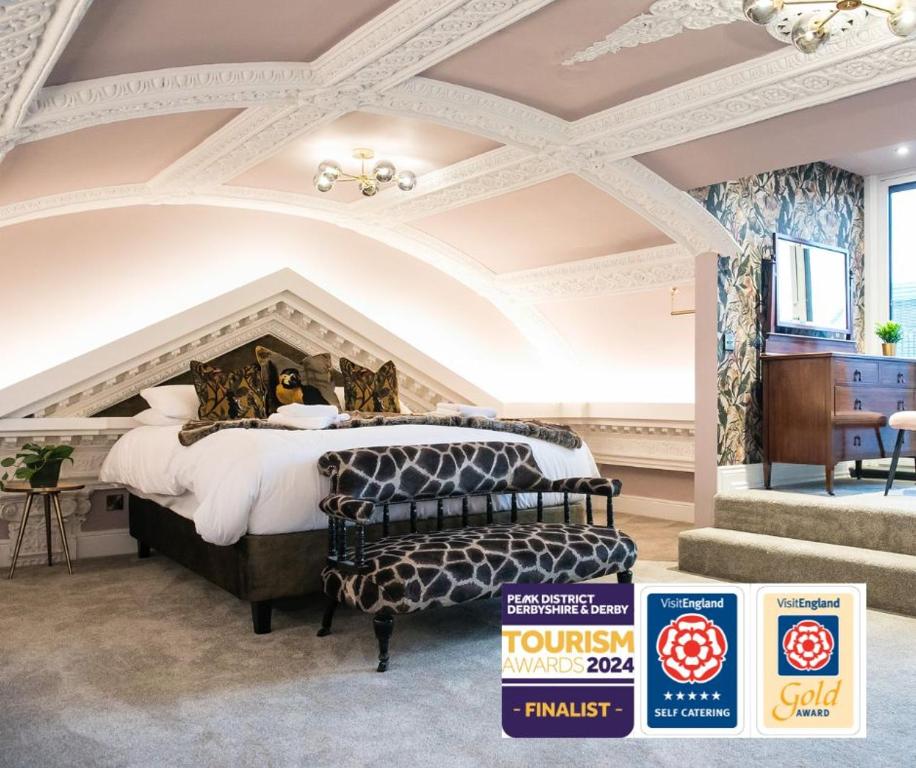 een slaapkamer met een groot bed in een kamer bij Foxlow Grange By Muse Escapes in Buxton