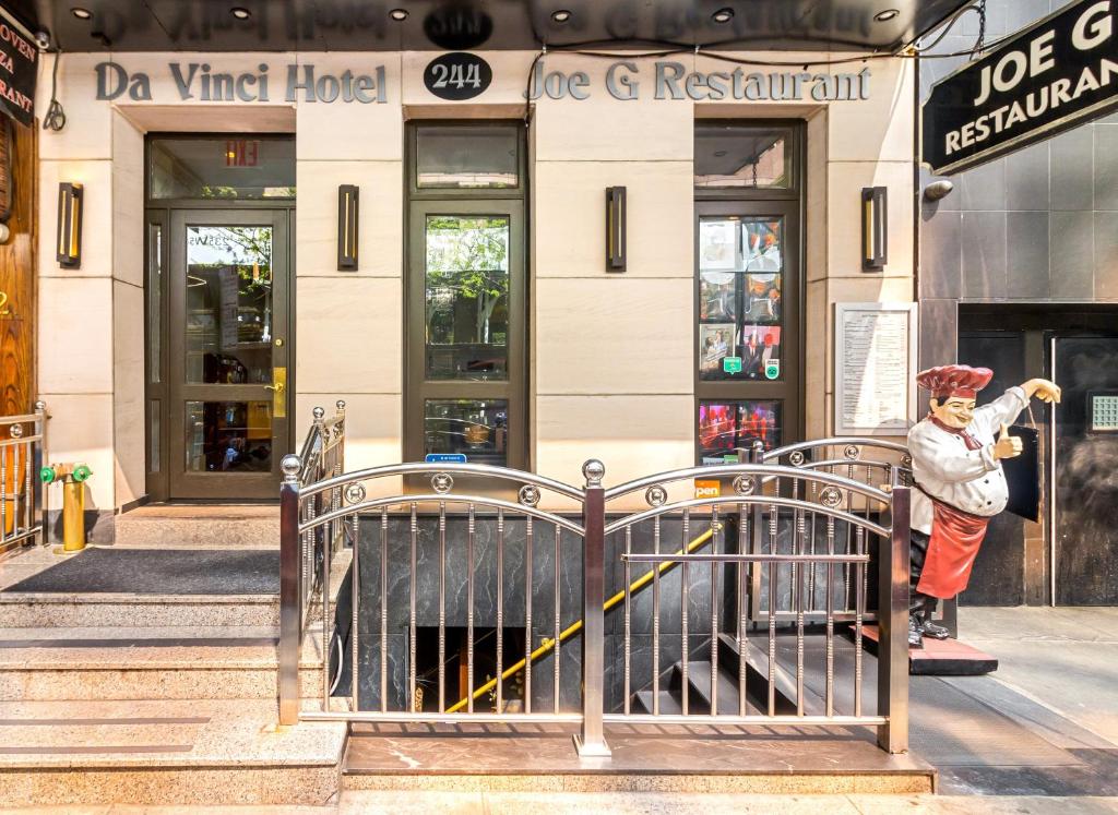 uma estátua de uma pessoa em pé em frente a um edifício em Da Vinci Hotel em Nova York