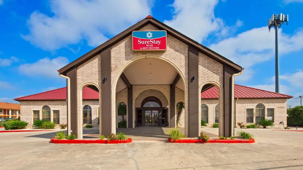 Fasada ili ulaz u objekat SureStay Plus by Best Western San Antonio Fiesta Inn