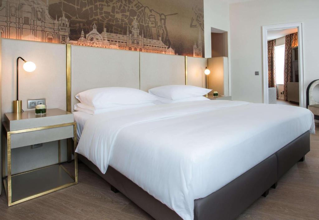 Postel nebo postele na pokoji v ubytování Radisson Blu Hotel, Antwerp City Centre