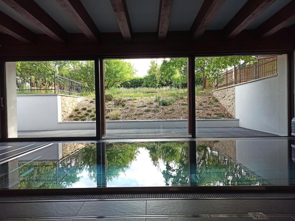 una vista sulla piscina dalla finestra di una casa di Penzion Za plotem a Vranová