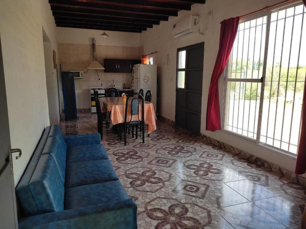 - un salon avec un canapé bleu et une table dans l'établissement Complejo de Cabañas Las Mellizas, à Villa San Agustín