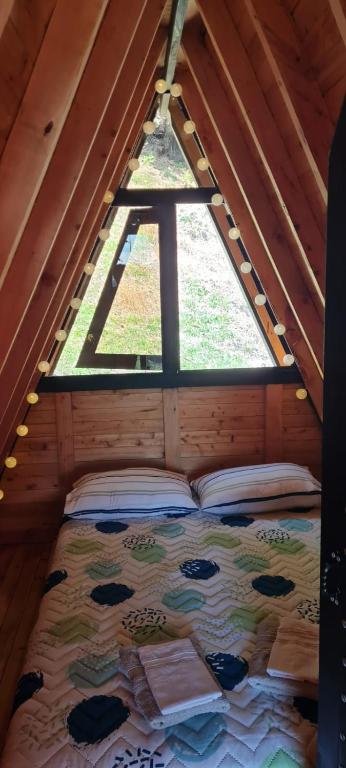 Postel nebo postele na pokoji v ubytování Cabaña Starka & Jacuzzi