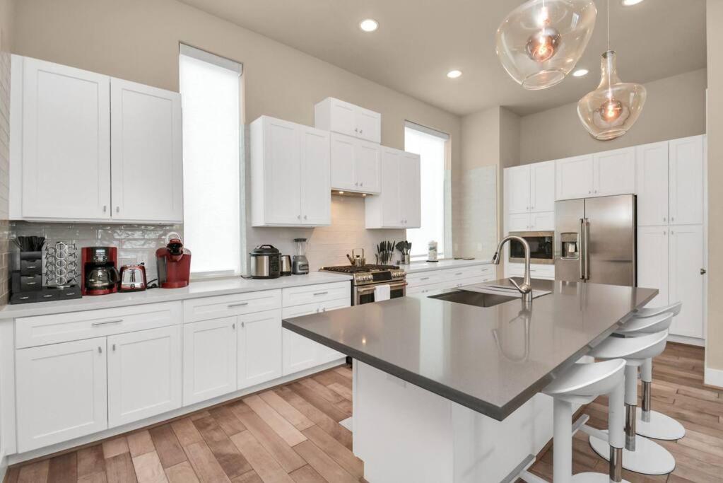 Kuchyň nebo kuchyňský kout v ubytování Beautiful Luxurious Houston Galleria Home