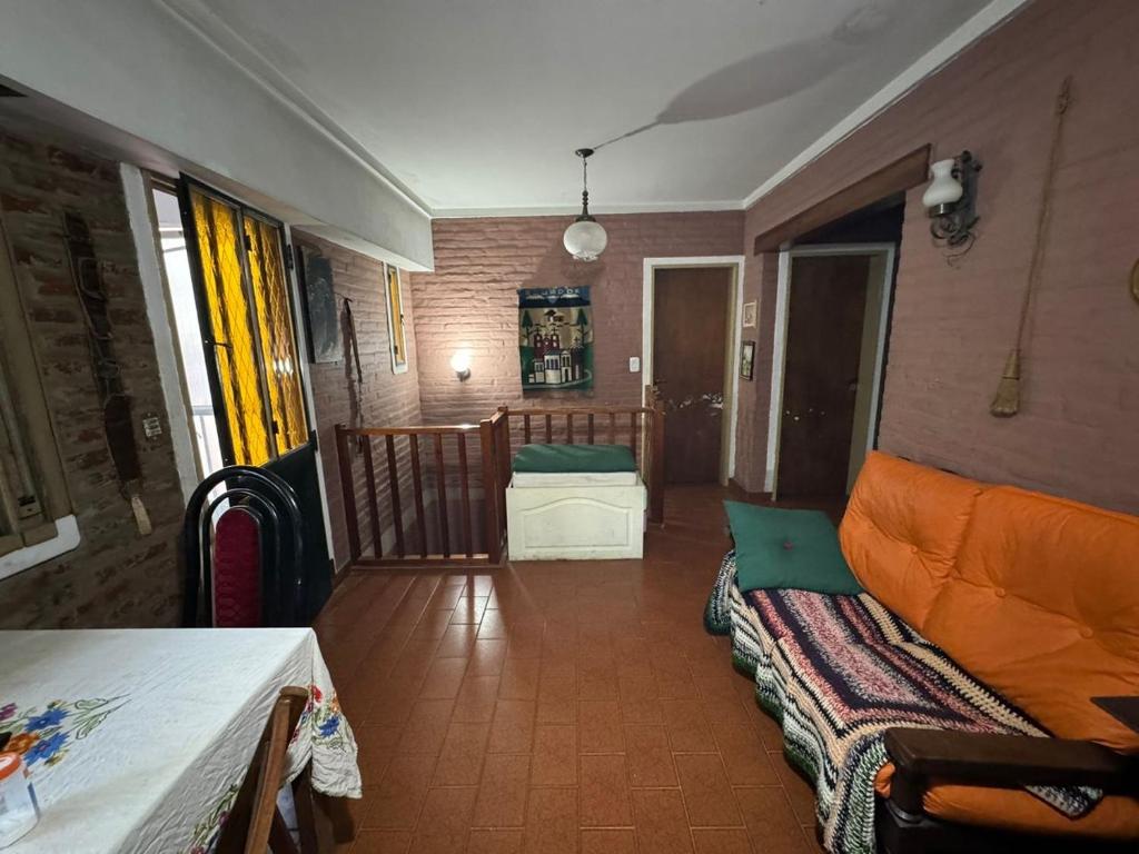 een woonkamer met een bank en een tafel bij Habitaciones Individuales Boulogne in Boulogne