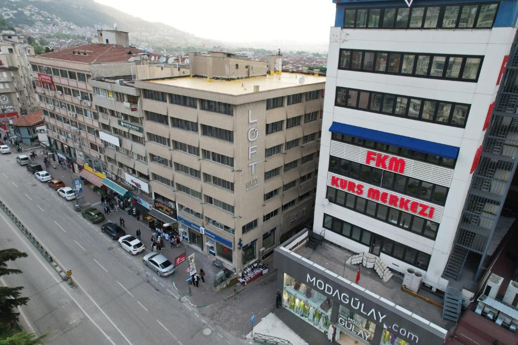 einen Blick über eine Stadtstraße mit Gebäuden in der Unterkunft Loft Suite Residence in Bursa