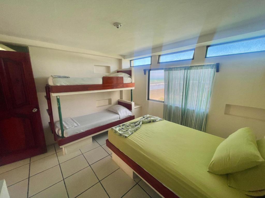 Poschodová posteľ alebo postele v izbe v ubytovaní Hostal La Tolita