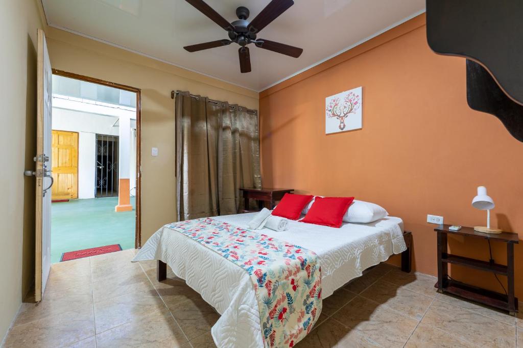 una camera con letto e ventilatore a soffitto di El Cocobolo Food&Rest Room 4 Bed and Breakfast WiFi AC Pkg gratis a Liberia